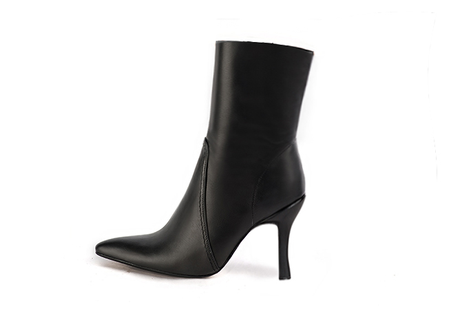Satin black women's ankle boots with a zip on the inside. Tapered toe. Very high spool heels. Profile view - Florence KOOIJMAN